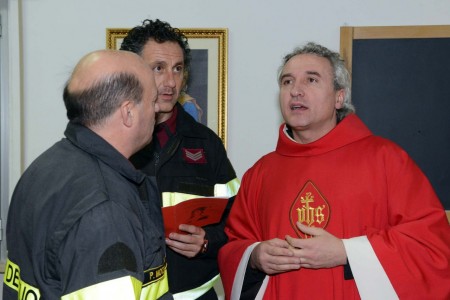 Padre Luciano Genga, ex vigile del fuoco, per la messa di Santa Barbara