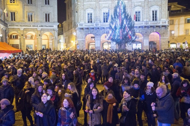 capodanno a macerata piazza libertà 2016 foto ap (4)