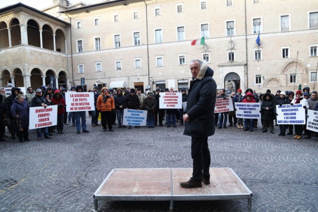 Filippo Saltamartini, sindaco di Cingoli, sceso in piazza della Libertà a Macerata nella manifestazione per la sicurezza di gennaio