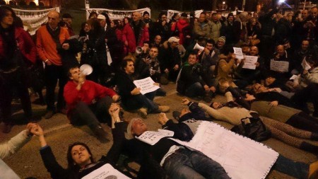 I manifestanti stesi a terra bloccano la viabilità
