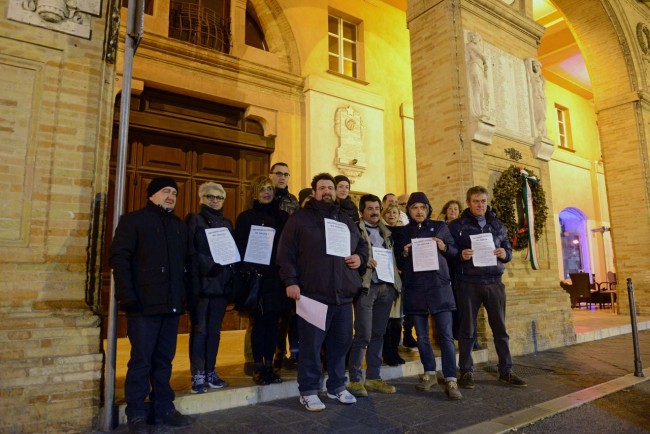 no crem protestano sotto al comune (2)