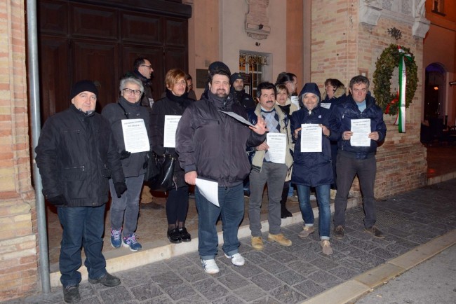 no crem protestano sotto al comune (3)
