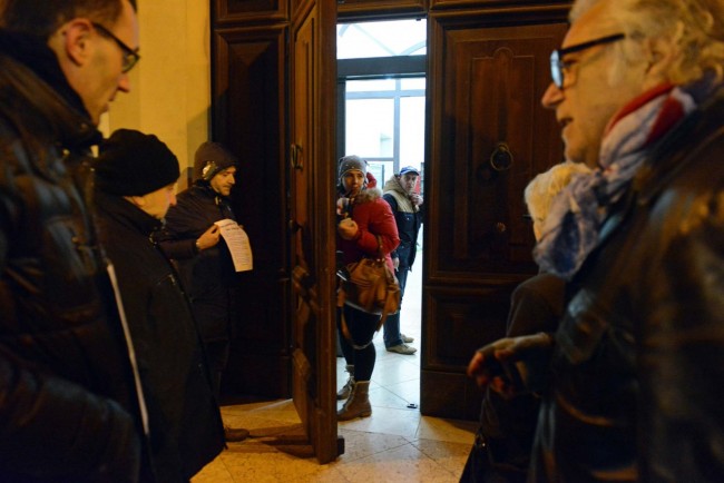 no crem protestano sotto al comune (5)