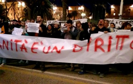 Striscioni e cori in piazza Cavour (foto Luca Mengoni)