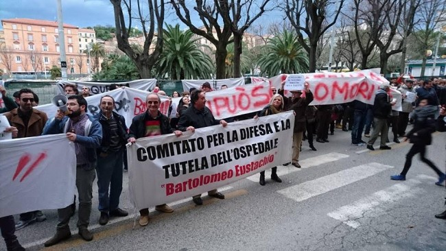 protesta sanità romina pergolesi consigliere comunale 5 stelle 2
