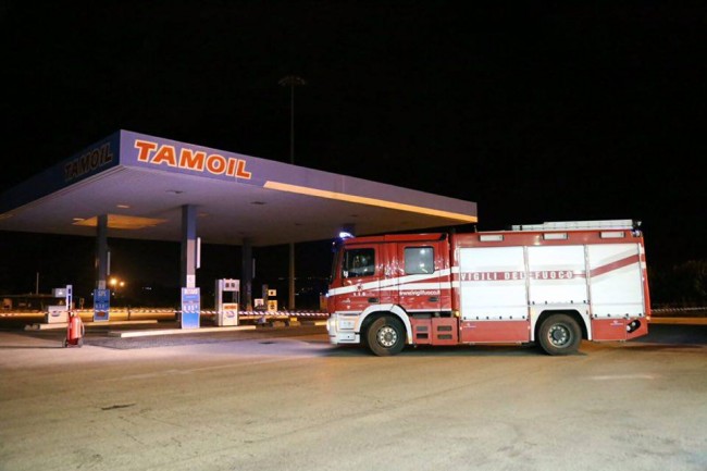 I vigili del fuoco al distributore Tamoil dopo la fuga di gas