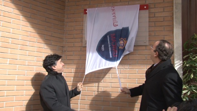 Flavio Corradini e Gianluca Pasqui scoprono la targa della nuova sede di Informatica