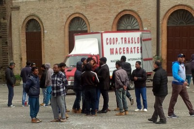 pakistani in piazza macerata (1)