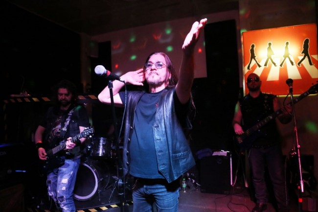 pino-scotto-altrimenti-ci-arrabbiamo-2016-foto-ap-2-650x433