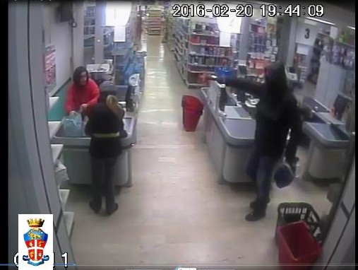 Il rapinatore del supermercato Coal ripreso dalle telecamere