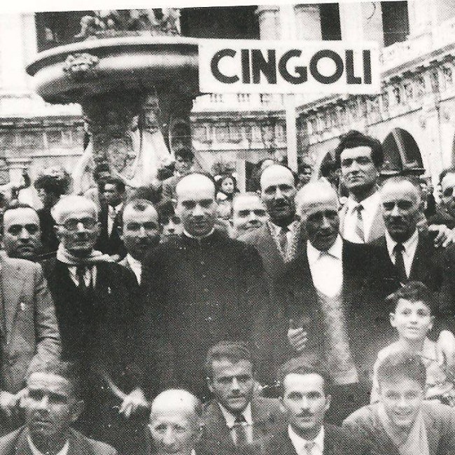 Don Odo Fusi Pecci in una foto d'epoca a Cingoli, quando era insegnante di religione alle magistrali
