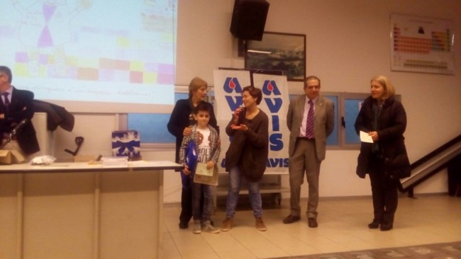 l vincitore Giovanni Cittadini dona il suo premio ad Anna Maria Cacciamani