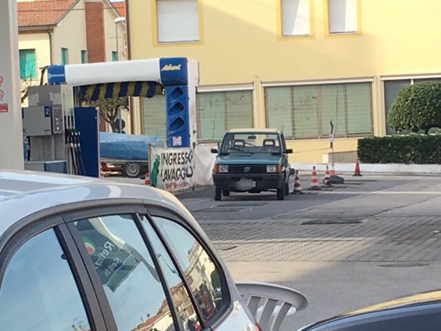 La Fiat Panda sospetta dove sono spuntati i fili 