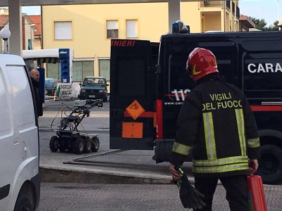 Gli artificieri sul posto con i vigili del fuoco