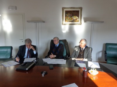 bcc_Da-sn-Il-dg-Stefano-Canella-il-presidente-prof.-Alberto-Niccoli-e-il-vicepresidente-Sandrino-Bertini-1-400x300