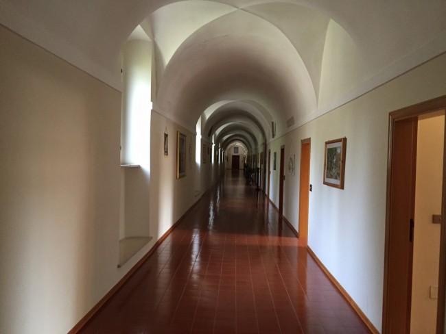 Il corridoio del dormitorio del monastero