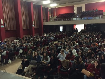 I ragazzi del liceo Leopardi ospitati nell'aula magna dell'istituto Gentili