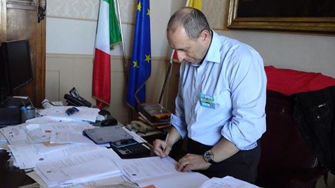 Tommaso Corvatta firma l'accettazione del contributo dell'Unione europea