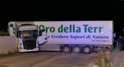 Il mezzo pesante rimasto incastrato ad Olbia (foto concessa da Olbianova)