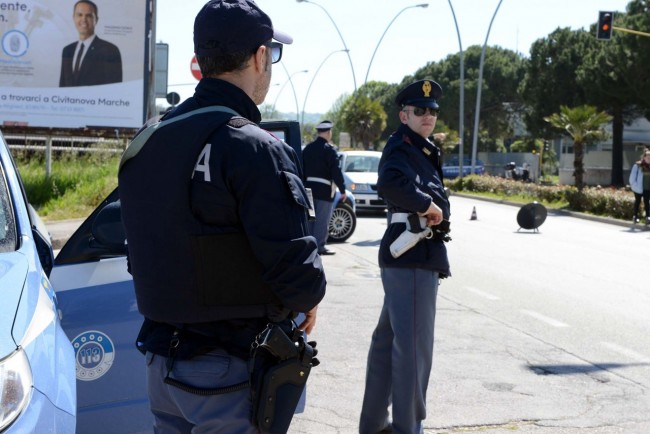 posto-di-blocco-stradale-polizia-civitanova-2-650x434