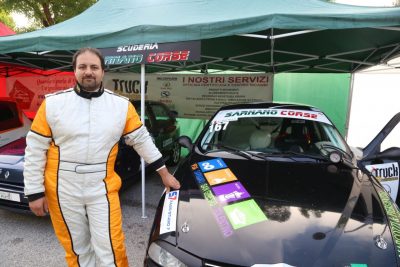 L'insegnante di Sarnano, Andrea Canzonetta, con l'Alfa Romeo 156 costruita con i suoi studenti