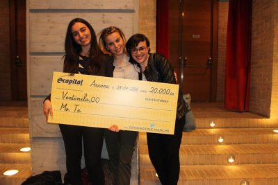 Tre delle quattro sorelle con il premio di 20mila euro ottenuto nel concorso eCapital. Da sinistra a destra Anita, Chiara e Giada Calamanti