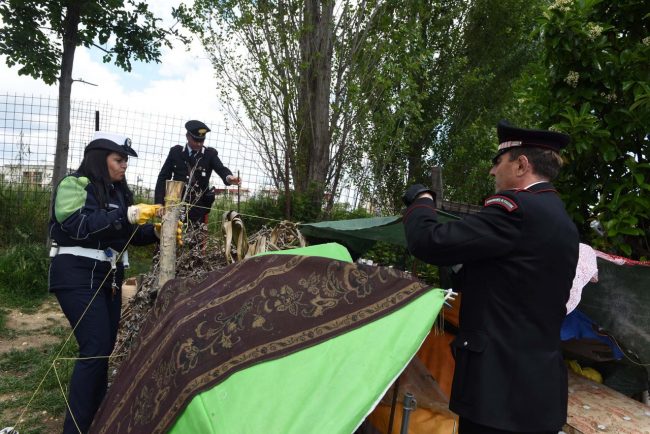 blitz carabinieri polizia municipale parco cecchetti - unità cinofila - rimozione tende - civitanova (17)