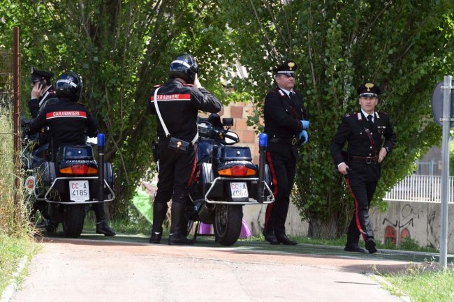 blitz carabinieri polizia municipale parco cecchetti - unità cinofila - rimozione tende - civitanova (4)
