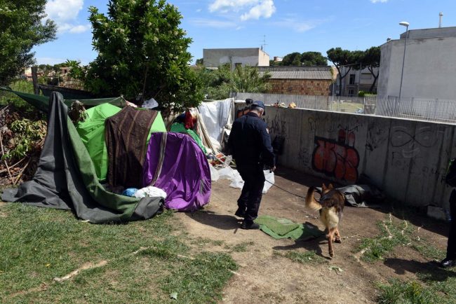 blitz carabinieri polizia municipale parco cecchetti - unità cinofila - rimozione tende - civitanova (6)