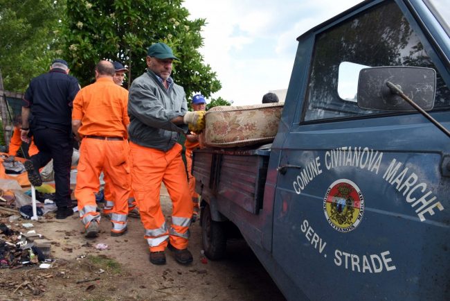 blitz carabinieri polizia municipale parco cecchetti - unità cinofila - rimozione tende - operai comune - civitanova (21)