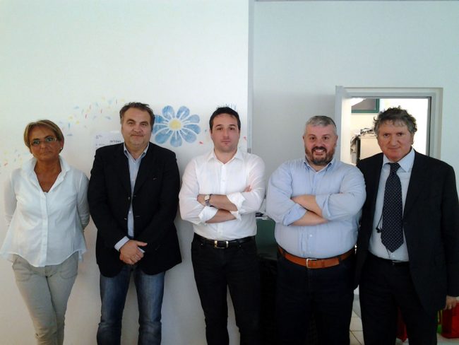 Da sinistra Mara Amico (dirigente scolastica istituto comprensivo Lucatelli), Fausto Pezzanesi, Giuseppe Ristoro (presidente del comitato mensa Don Bosco), Gian Nicola Ferranti Presidente Comitato Mensa Lucatelli, Giuseppe Pezzanesi Sindaco
