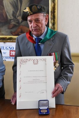 consegna-medaglia-liberazione-partigiani-anpi-belfiglio-civitanova-5-267x400
