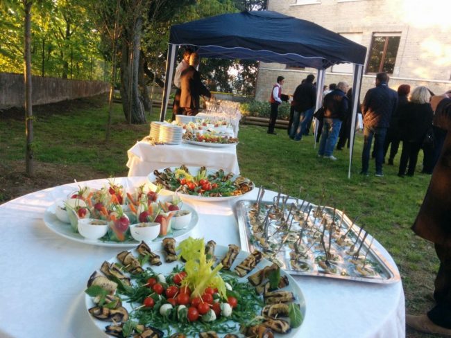 L'aperitivo allestito dagli studenti negli spazi dell'orto