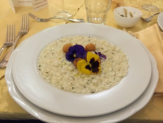 Il risotto con trota e fiori di viola dell'orto botanico dell'istituto Varnelli