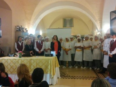 La professoressa Paola Ippoliti insieme agli studenti del Varnelli che hanno curato l'aperitivo e la cena