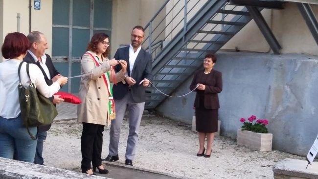 L’assessore Gregori e il dirigente scolastico Mezzanotte tagliano il nastro