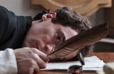Giacomo Leopardi impersonato da Elio Germano nel film "Il giovane favoloso"