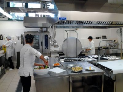 La cucina della mensa della scuola King