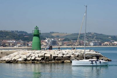 primo-caldo-maggio-mare-spiaggia-porto-molo-faro-verde-civitanova-3-400x267