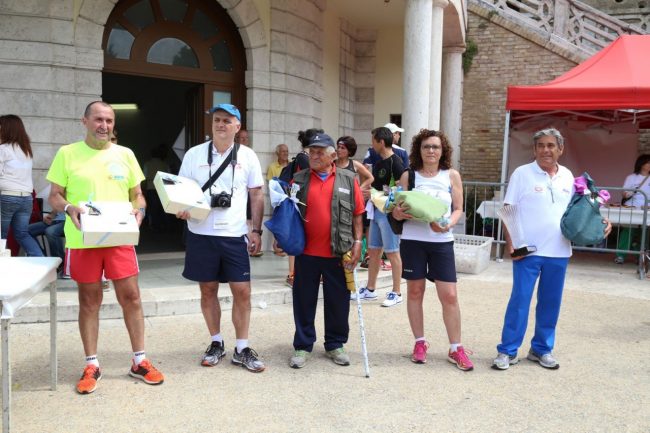 Da sinistra i rappresentanti dei gruppi: Atletica Civitanova, Sacem Corridonia, Atletica Sangiustese, Avis Castelraimondo e Avis Montelupone