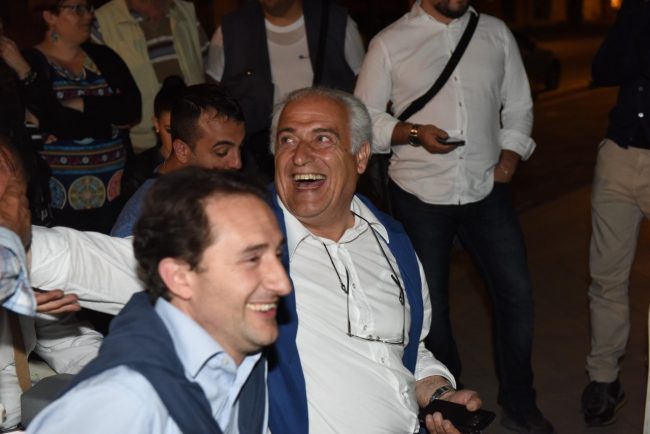 Roberto Mozzicafreddo felice durante lo spoglio