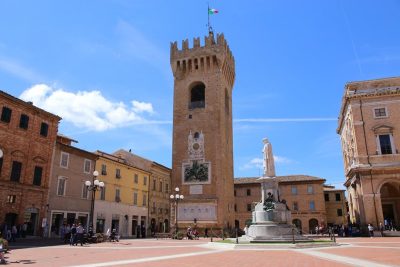 Recanati-piazza-Leopardi-torre-civica_Foto-LB-2-400x267