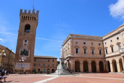 Recanati-piazza-Leopardi-torre-civica_Foto-LB-3-400x267