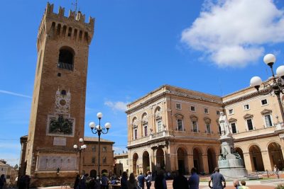 Recanati-piazza-Leopardi-torre-civica_Foto-LB-4-400x267