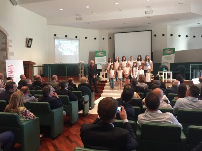 Il coro di bambine che ha aperto l'incontro