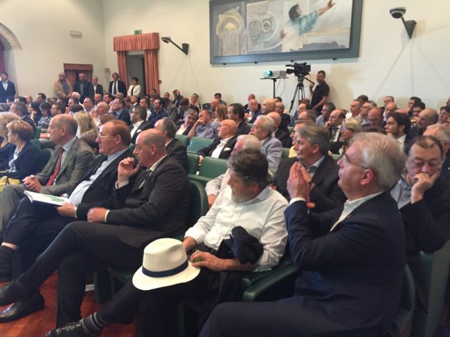 A destra, il sindaco di Macerata, Romano Carancini