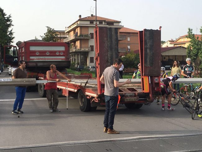 Il camion al passaggio a livello