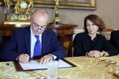 Gianpiero Bocci firma il protocollo. A destra il prefetto di Macerata Roberta Preziotti