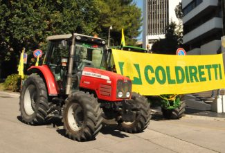 Coldiretti-regione-protesta-18-07-2016-2-e1510306564168-325x221