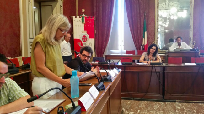 A sinistra Carla Messi presenta l'interrogazione sui distretti turistici